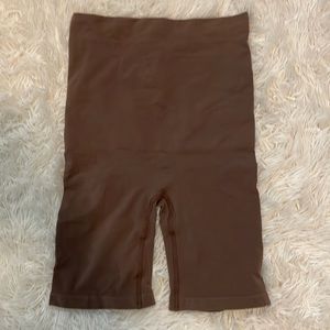 SKIMS Sculpting Mid Thigh Shorts